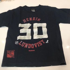 Reebok hockey T-shirt SZ boys medium